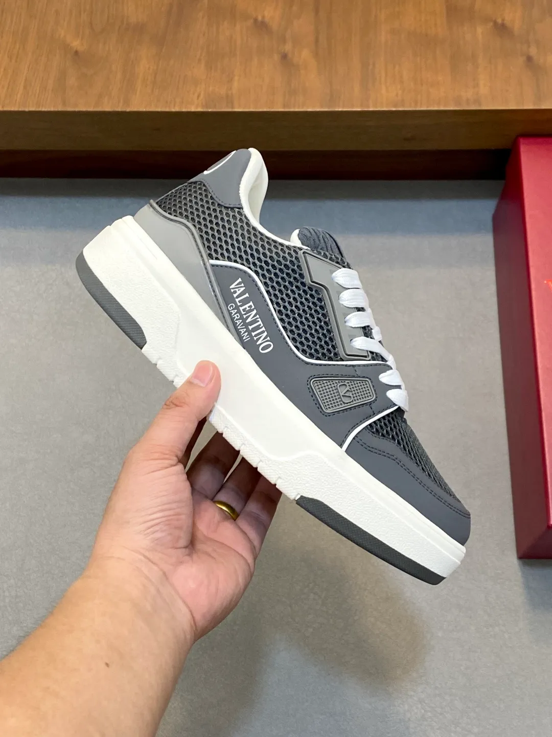 Men's shoes 💰660 Valentino/VALENTINO JOIE DE JOUER couple's low-top sneakers. This sneaker is made of splicing and is decorated with rubber VLOGO SIGNATURE details on the front. The upper is punched and the tongue is decorated with VLOGO SIGNATURE. Logo, with two-color rubber outsole, suede leather fabric lining, logo cowhide insole, fashionable and elegant style, comfortable and breathable for the upper foot, full of personality, and comes with a complete set of original packaging! Code number: 39-44 (38, 45 customized)